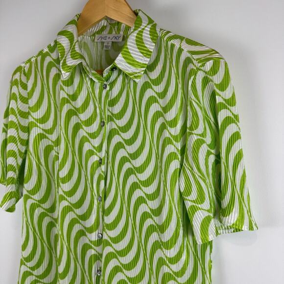 She + Sky Green and White Wave Retro Pattern Shirt - Picture 3 of 13